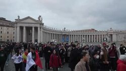 CLEAN : Thousands queue to pay their respect to ex-pope Benedict XVI News Clip