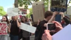 CLEAN : Parisians protest in support of abortion rights in the US News Clip