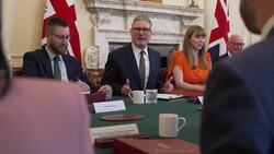 Sir Keir Starmer chairs first Cabinet meeting as PM News Clip