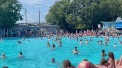 CLEAN : Londoners soak up the sun as temperatures rise News Clip