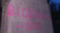 VOICED : Unas 60 tumbas profanadas con cruces gamadas en el sur de la región de París News Clip