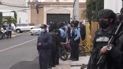 CLEAN : Honduras police remain at residence of former president Hernandez News Clip