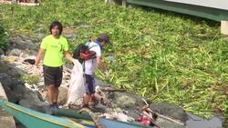 Volunteers join forces to clean up Manila Bay shoreline News Clip