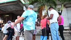 VOICED : Esperanzados pero con dudas, los cubanos acuden a comprar divisas al Estado News Clip