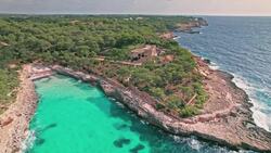 Sunny holiday escapes no matter the time of year | Travel Smart Instructional Video