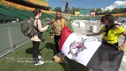 Pope’s Edmonton mass draws applause, disappointment News Clip