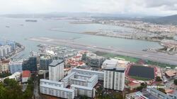 Daring Landings: Pilots Navigate World's Most Extreme Runways Stock Footage