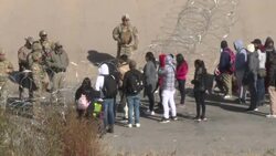 CLEAN : Migrants speak to US military at Mexico border as Title 42 extended News Clip
