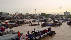 4k footage scene of people and cargo ships in traditional market while raining at port of Cai Rang floating market, Can Tho province, Mekong Delta, Vietnam, Transportation and merchandise concept Stock Footage