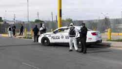 CLEAN : Mexican authorities give COVID-19 pamphlets to people entering the country News Clip