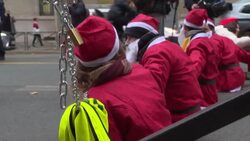 CLEAN : Biodiversity: environmentalists block a boulevard in Paris warning of the "sixth extinction" News Clip