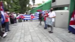 CLEAN : Pro and anti-Cuban government protesters confront each other in Mexico News Clip