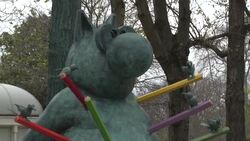 CLEAN : Belgium's famous cartoon cat lands on the Champs-Élysées News Clip