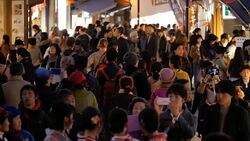 4k Crowd of people on walking street at Kiyomizu temple Kyoto, Japan Stock Footage