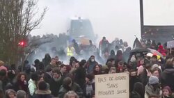 CLEAN : France strikes: brief clashes break out during demonstration against pension reform in Nantes News Clip