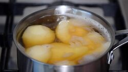Boiling pear halves with cinnamon. Stock Footage