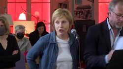 VOICED : Una periodista de TV rusa denuncia la "propaganda" del gobierno de Putin News Clip