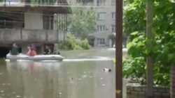 Ukrainians traverse flooded Kherson on dinghies after Russian attack on dam Instructional Video