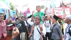 CLEAN : Environmental activists in Indonesia rally for climate strike News Clip