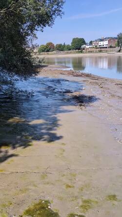 Vertical-format footage of operations to clean up London's 'wet wipe island' in Hammersmith News Clip