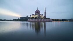 4k sunrise at Putra Mosque, Putrajaya. Stock Footage