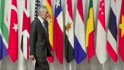 Shinzo Abe and Singapore President Lee-Hsien Loong handshake News Clip