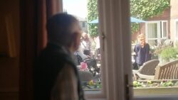 UK: The Met Office says that the hot weather spell is now likely to peak early next week as temperatures rise over the weekend. News Clip