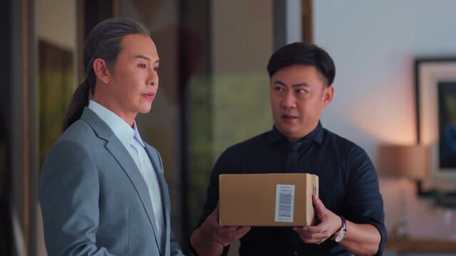 Xiao Sa and Si Wen shows Ming Yi the video