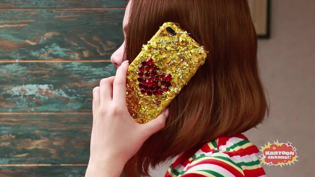 Look sharp when you're cooking with the phone!