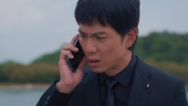 Bi Zheng and Eunuch Sun await the boat